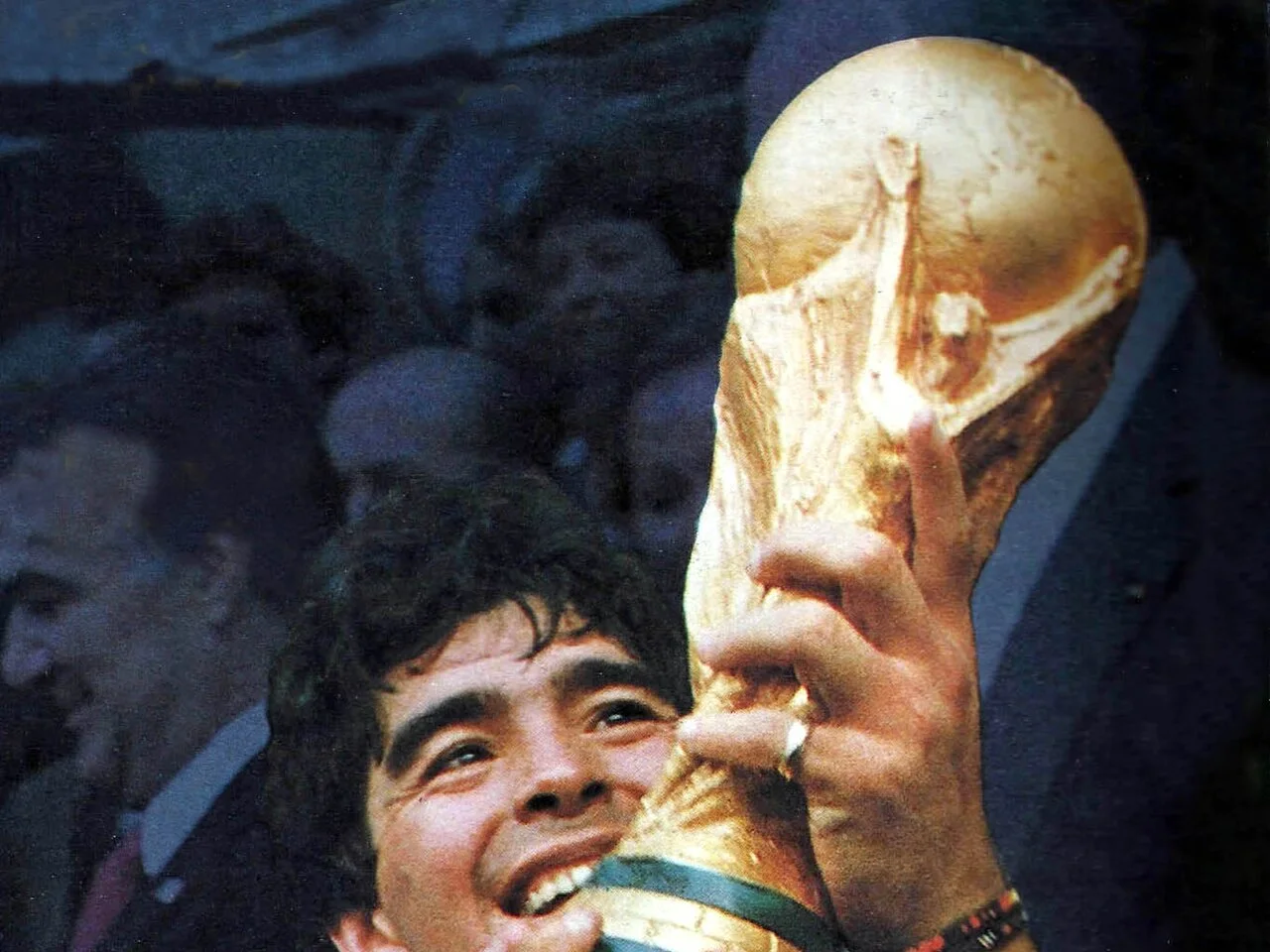 Diego Maradona med VM-pokalen efter Argentinas VM-guld 1986
