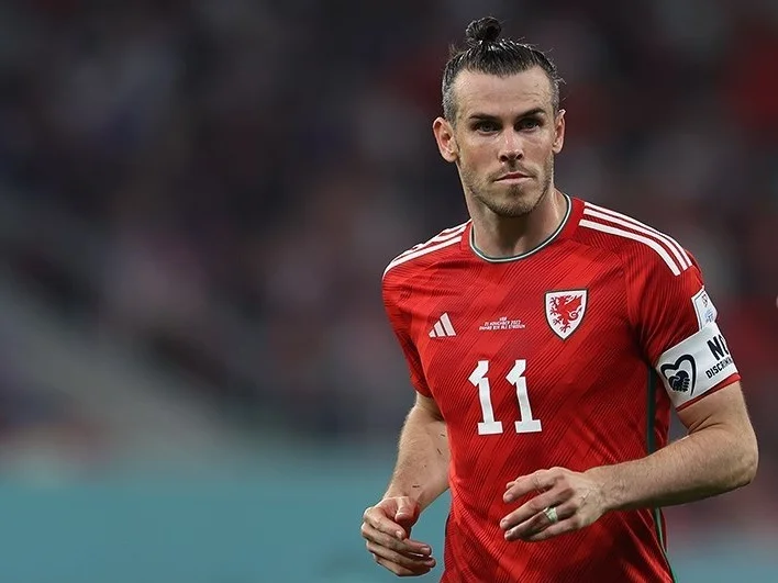 Gareth Bale i Wales röda landslagströja med nummer 11 och kaptensbindel under VM 2022 i Qatar