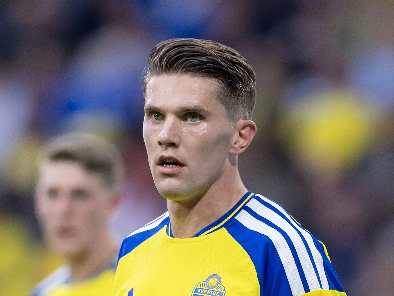 Viktor Gyökeres i Sveriges gula landslagströja under en landskamp