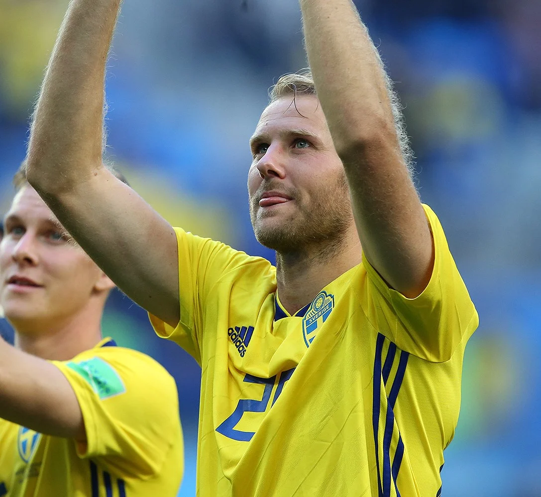 Ola Toivonen i landslagströjan under en match för Sverige