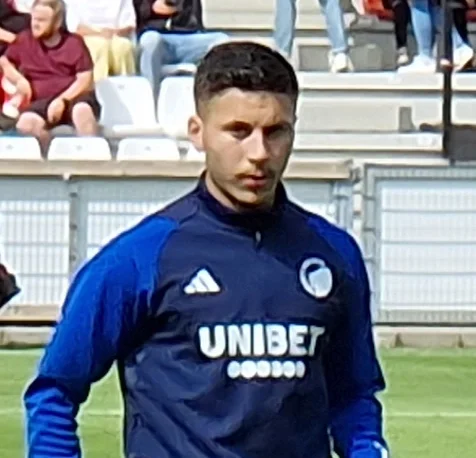 Roony Bardghji värmer upp i FC Köpenhamn-tröjan inför en match