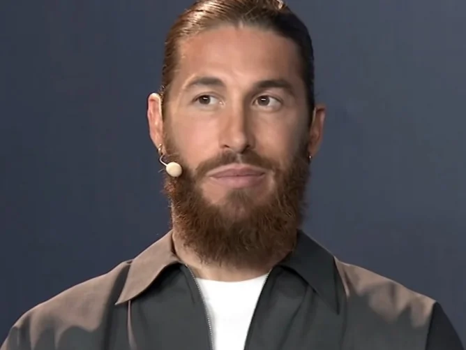Sergio Ramos med helskägg och bakåtkammat hår under en intervju 2021