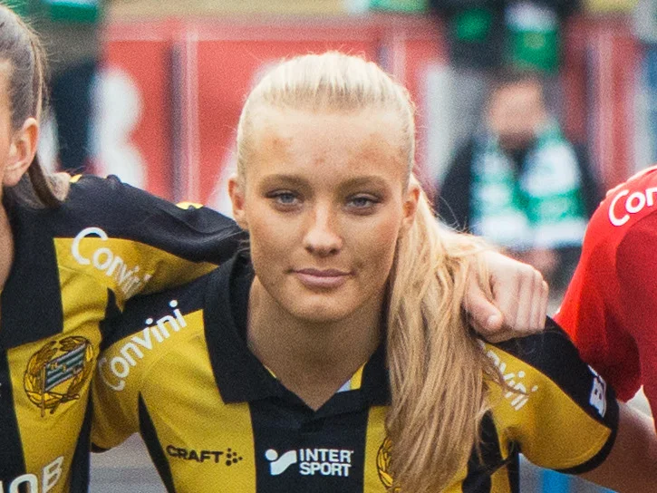 Smilla Holmberg i Hammarby IF-tröjan under en match i Svenska Cupen