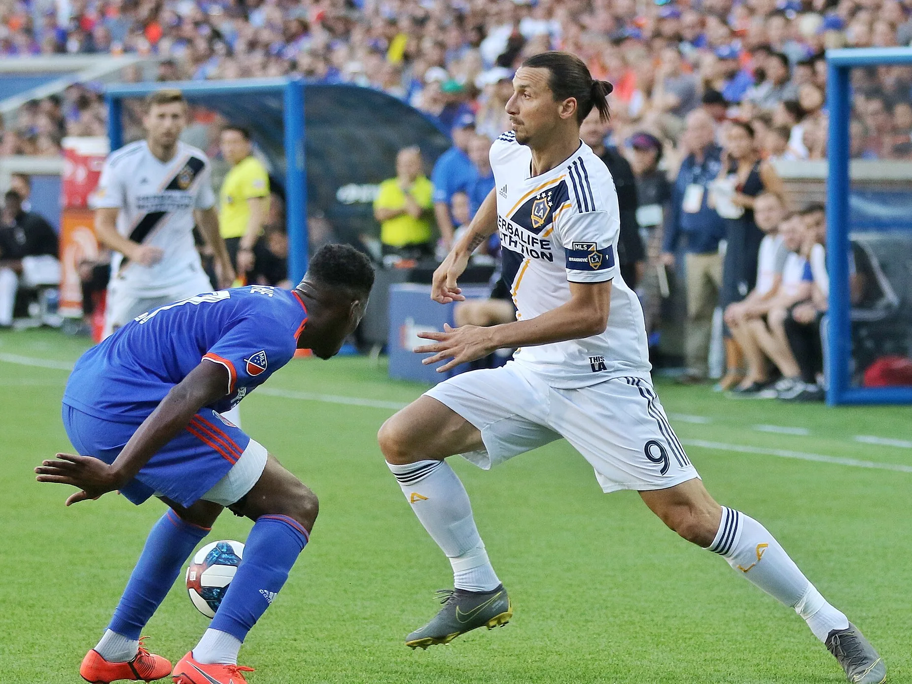 Zlatan Ibrahimović i LA Galaxys vita matchtröja med nummer 9 driver bollen mot en motståndare i en MLS-match 2019